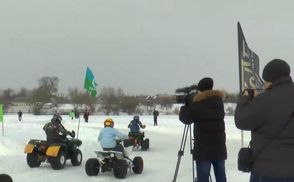 Жителі Сумщини влаштували ралі просто посеред замерзлого озера
