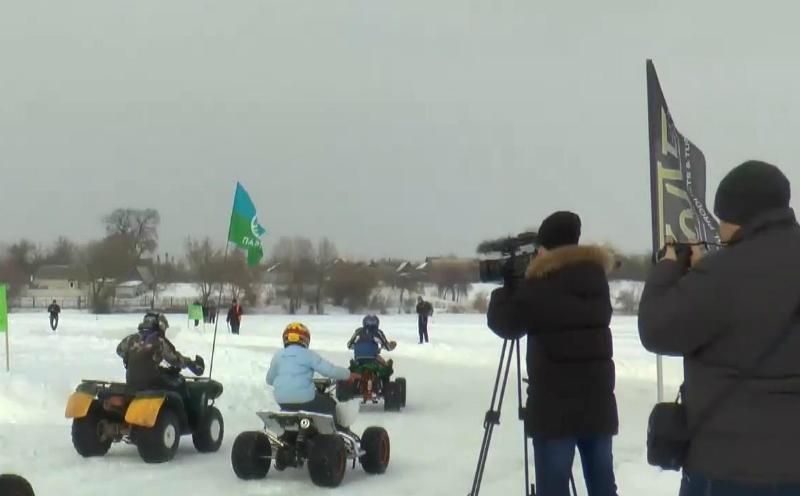 Жителі Сумщини влаштували ралі просто посеред замерзлого озера
Жителі Сумщини влаштували ралі просто посеред замерзлого озера