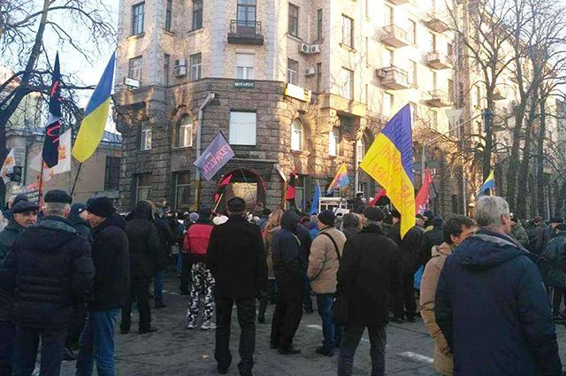 Під офісом Порошенка блокувальники Донбасу облаштовують наметове містечко