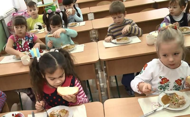 Кабмин планирует предоставить родителям больше полномочий в школьной политике
Кабмин планирует предоставить родителям больше полномочий в школьной политике