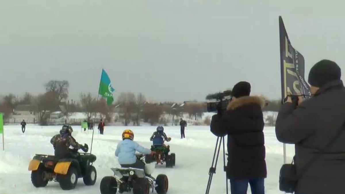 Жители Сумщины устроили ралли прямо посреди замерзшего озера Жители Сумщины устроили ралли прямо посреди замерзшего озера