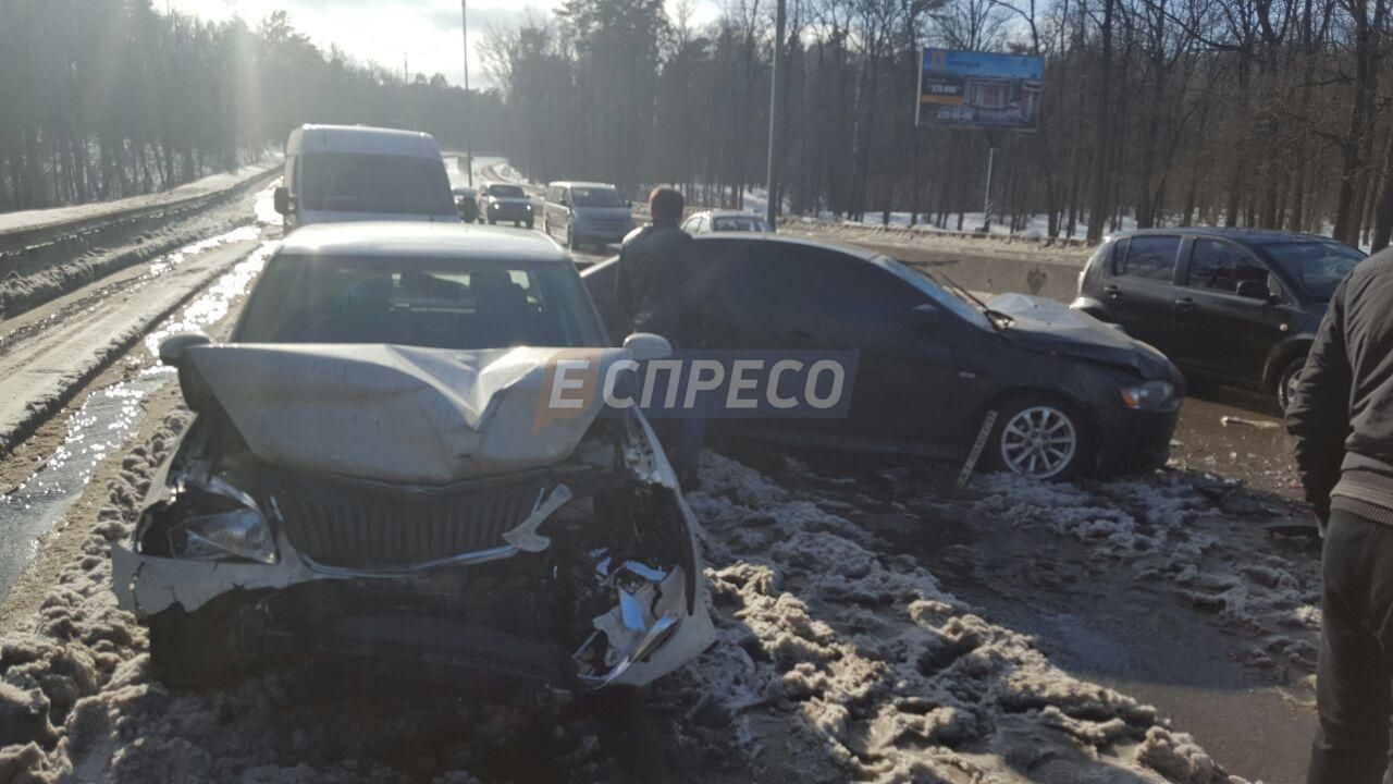 У Києві через сніг трапилася масова аварія: опублікували фото