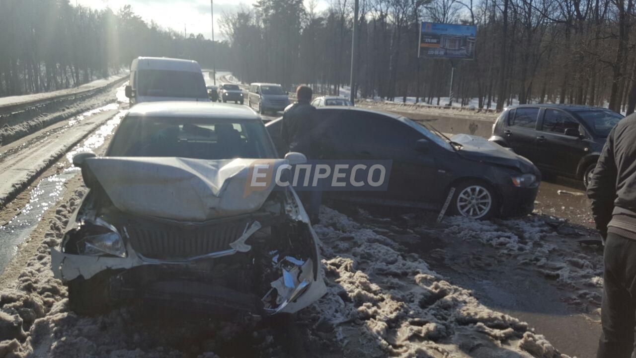 В Киеве из-за снега произошла массовая авария: опубликовали фото В Киеве из-за снега произошла массовая авария: опубликовали фото
