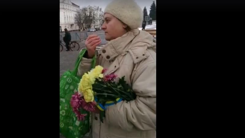 Ничего святого. Женщина украла цветы с мемориала погибшим в АТО