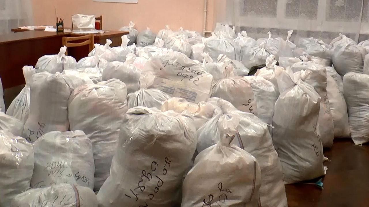 Небольшой областной центр собрал огромную партию гуманитарки для АТО Небольшой областной центр собрал огромную партию гуманитарки для АТО