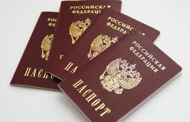 Россия планирует ввести свои паспорта на Донбассе, – эксперт