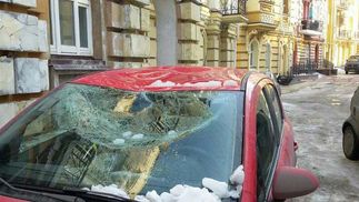 Снігові брили розтовкли кілька автомобілів у Києві: з'явились фото