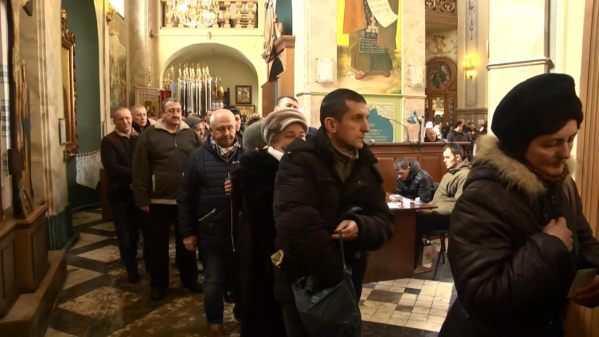 Кілометрові черги та години очікування: як в Тернополі прочани вишикувалися до унікальної ікони