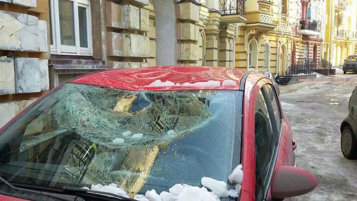 Снежные глыбы растрощили несколько автомобилей в Киеве: появились фото Снежные глыбы растрощили несколько автомобилей в Киеве: появились фото
