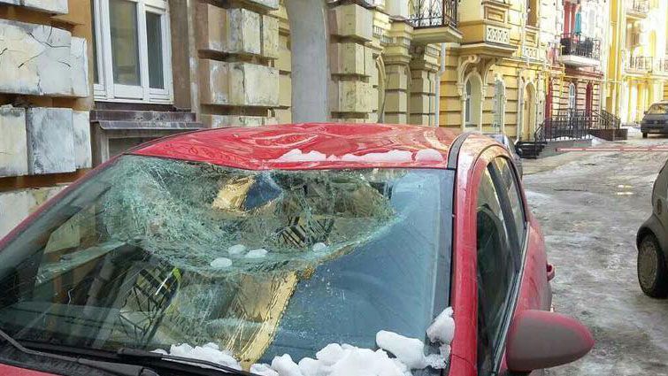 Снежные глыбы растрощили несколько автомобилей в Киеве: появились фото