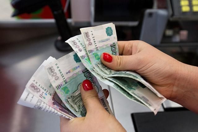 Росіянам хочуть обмежити розрахунки готівкою