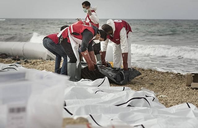 Тіла десятків потопельників викинуло на береги Лівії
