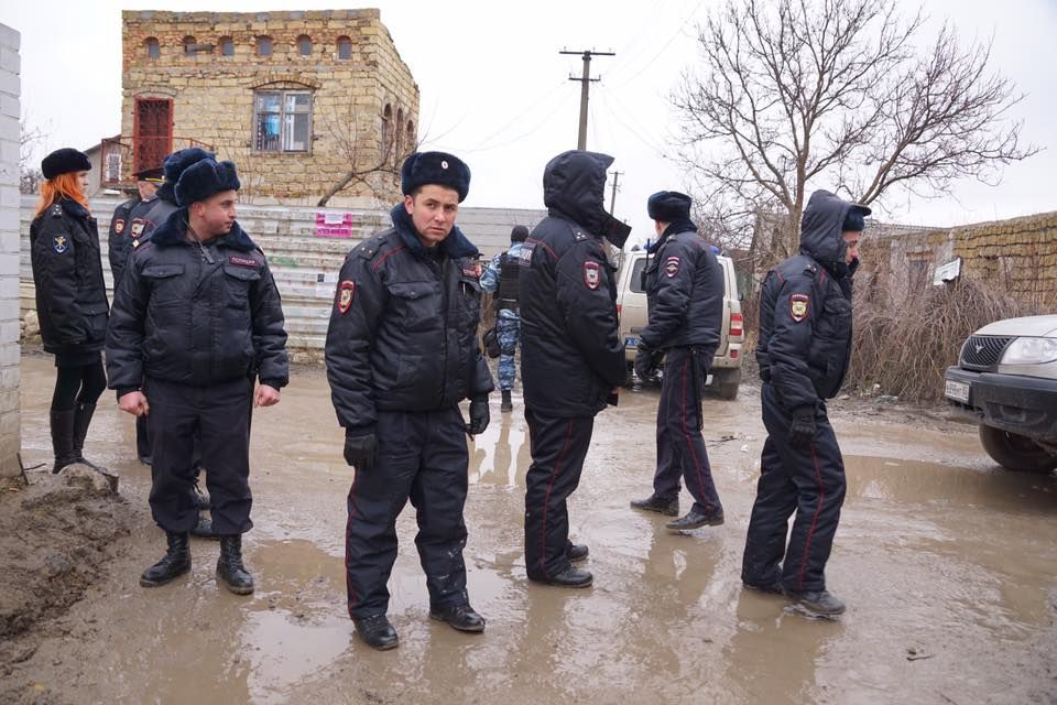 Російські силовики вдерлися до кримських татар: масові затримання
