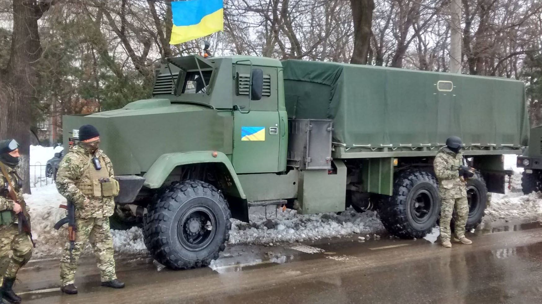 Вантажівка з бійцями АТО підірвалась на Донбасі