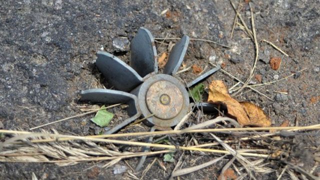 Бойцы АТО показали убийственные мины, которые прилетают от врага