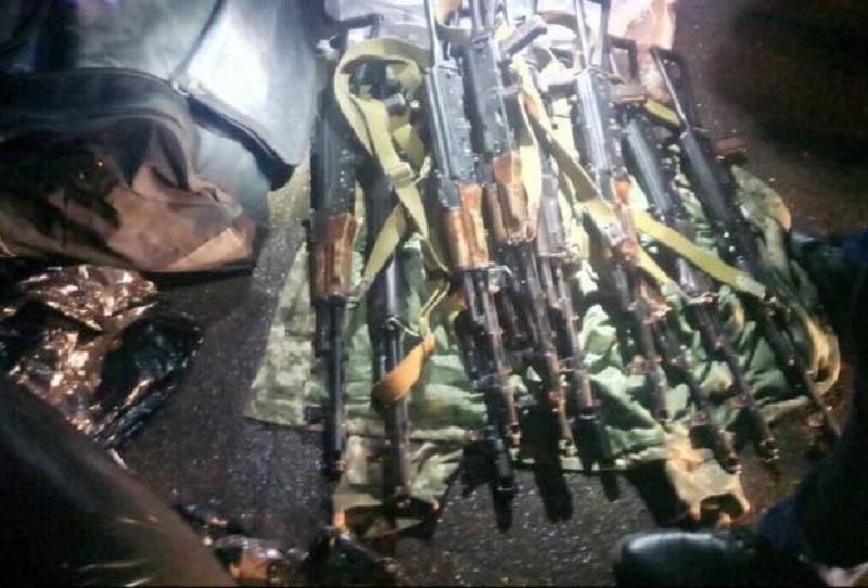 Матиос показал оружие, которое завтра должны были применить на Майдане Матиос показал оружие, которое завтра должны были применить на Майдане