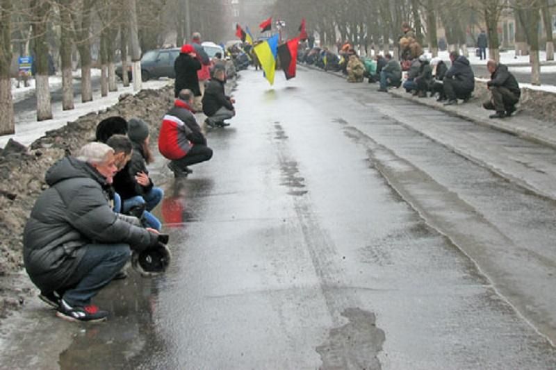 Краматорськ став на коліна: показали щемливе відео з прощання загиблим бійцем Краматорськ став на коліна: показали щемливе відео з прощання загиблим бійцем