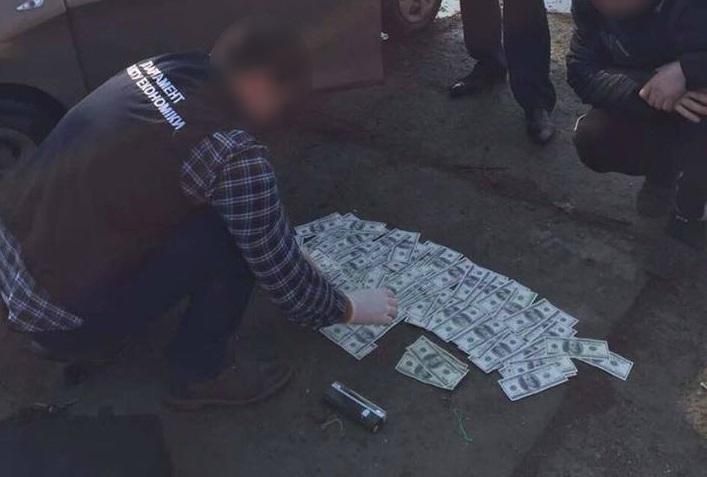 Посадовця "Укрзалізниці" викрили на чималому хабарі Посадовця "Укрзалізниці" викрили на чималому хабарі