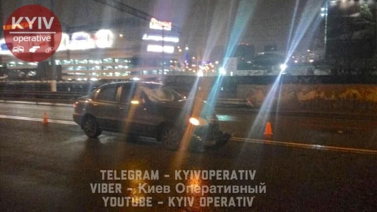 У Києві на пішохідному переході збили дівчину
