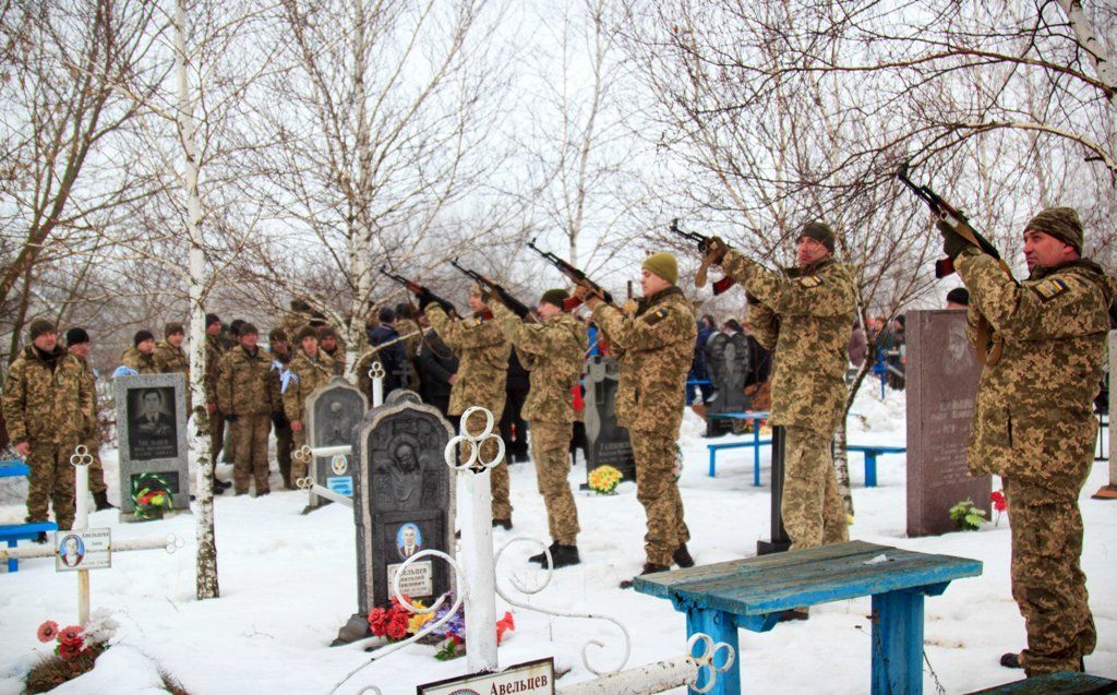 Военные провели в последний путь молодого собрата: опубликовали фото