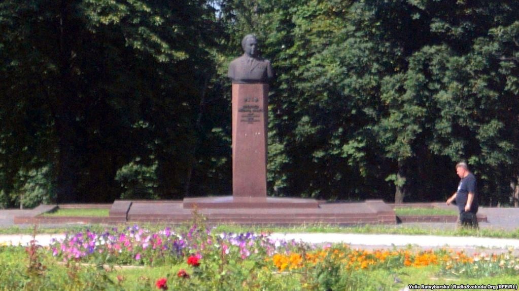 Довкола "врятованого" пам’ятника Брєжнєву розгорівся новий скандал