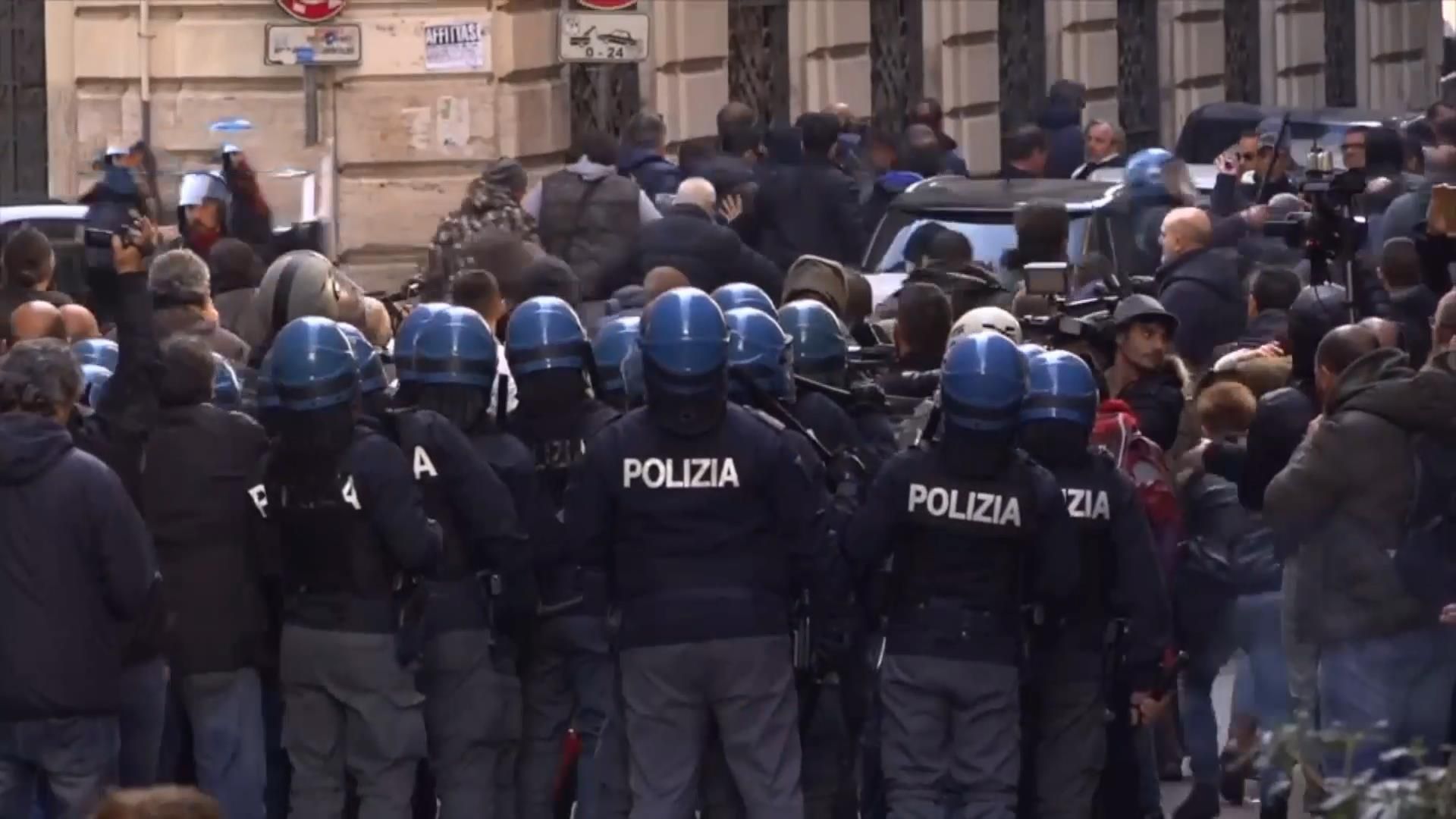 Активисты подрались с полицией в Риме