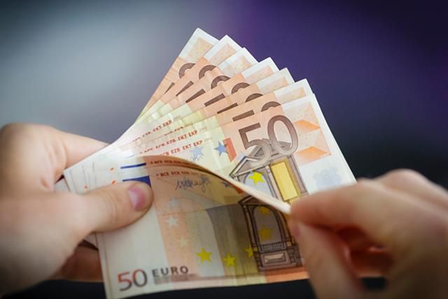 Курс валют на 23 февраля: евро значительно упал