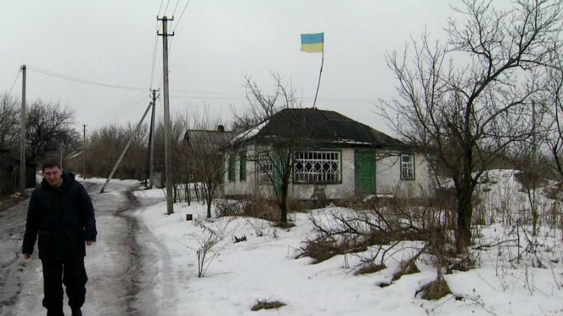 Фото дня. Люди із "сірої зони" Луганщини зворушили патріотичним жестом