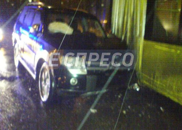 Авто протаранило тролейбус у Києві Авто протаранило тролейбус у Києві