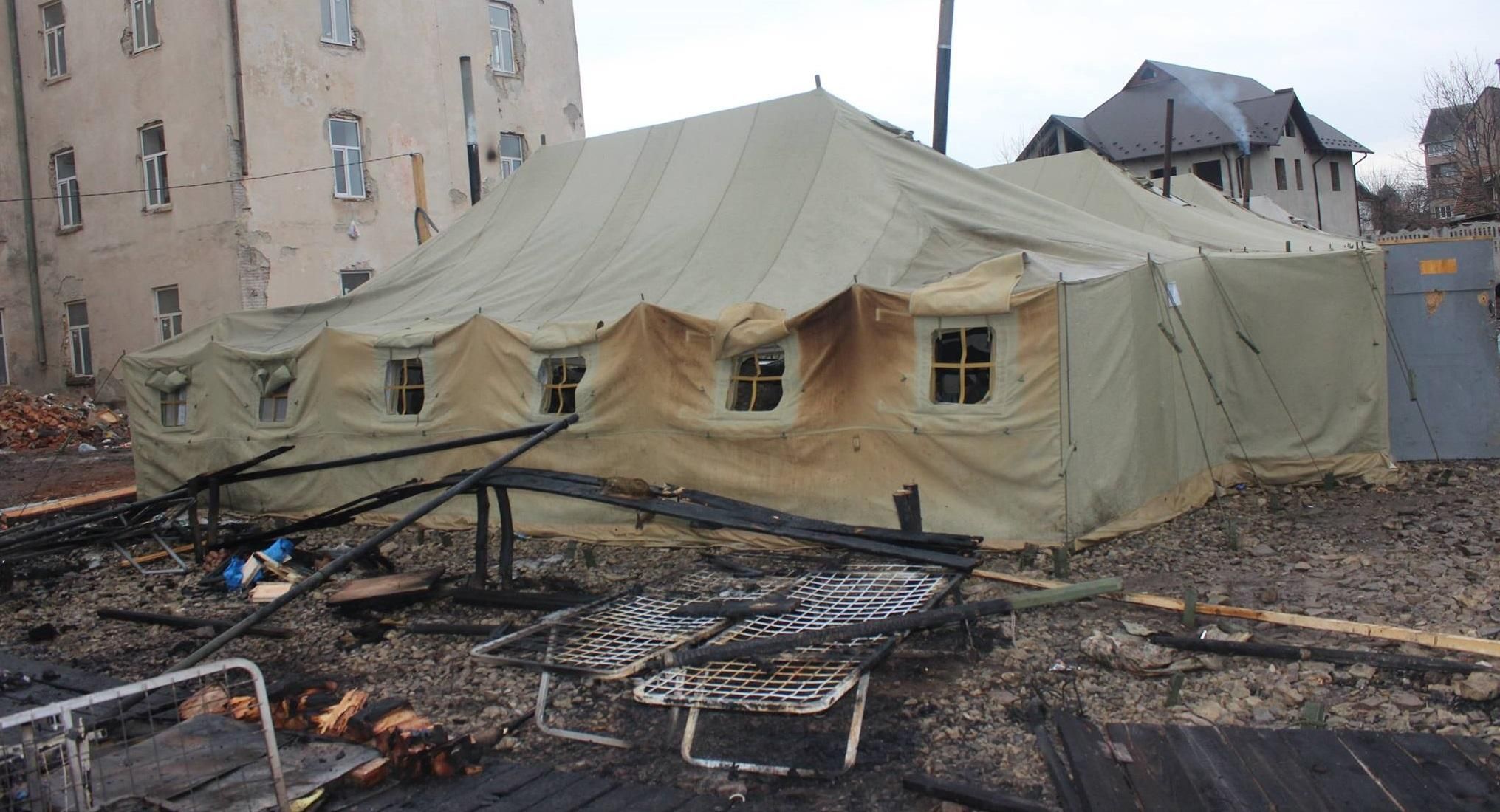 В Коломиї горіло наметове містечко військових, є поранені В Коломиї горіло наметове містечко військових, є поранені