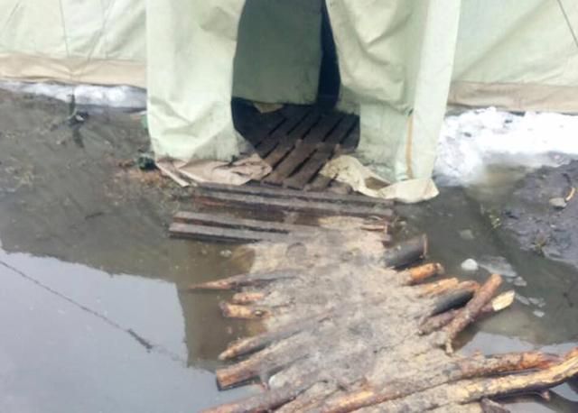 Затопленные палатки и грязь – в таких условиях живут украинские бойцы