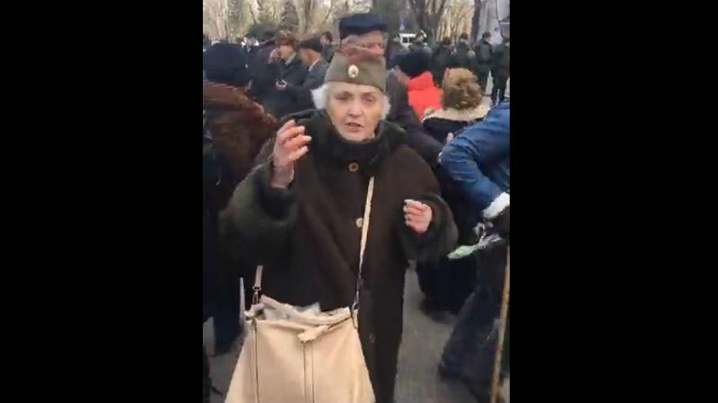 Пенсионеры с георгиевскими ленточками устроили митинг в честь дня советской армии