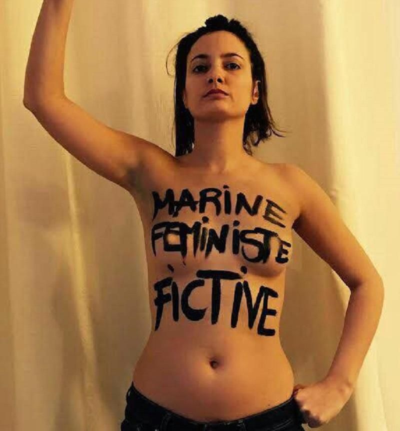 Активистка Femen с голой грудью пыталась сорвала выступление подруги Путина: опубликовали видео