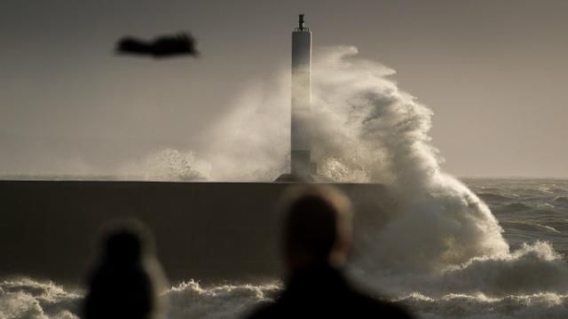 Руйнівний шторм накрив Британію – є жертви: з'явились видовищні фото стихії