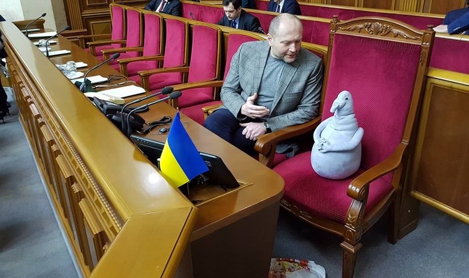 Депутат приніс у Верховну Раду Почекуна: фотофакт Депутат приніс у Верховну Раду Почекуна: фотофакт