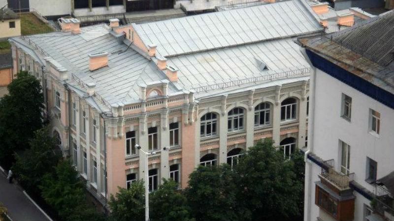 У київській школі сильне задимлення: батьків просять забрати дітей У київській школі сильне задимлення: батьків просять забрати дітей