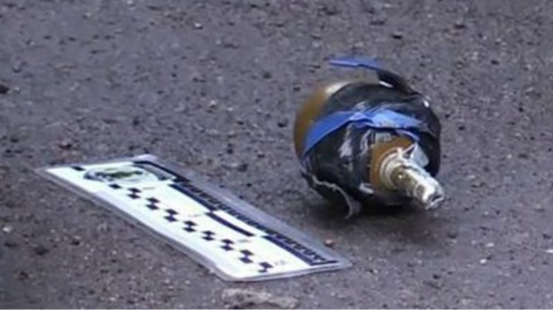 Пьяный пассажир угрожал таксисту боевой гранатой Пьяный пассажир угрожал таксисту боевой гранатой