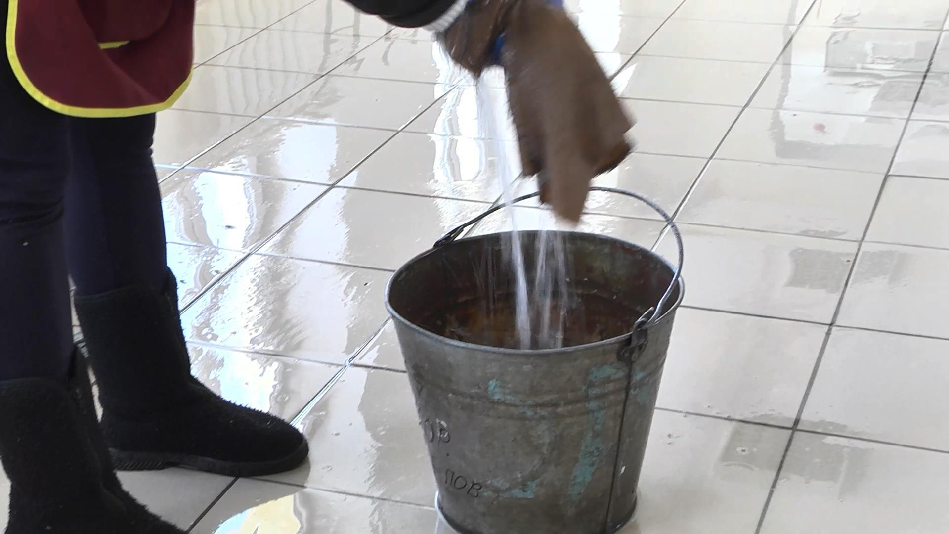 Полтысячи детей учатся в школе с дырявой крышей Полтысячи детей учатся в школе с дырявой крышей