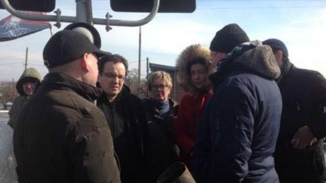 Блокада торговли с оккупантами. К ветеранам присоединились народные депутаты Блокада торговли с оккупантами. К ветеранам присоединились народные депутаты