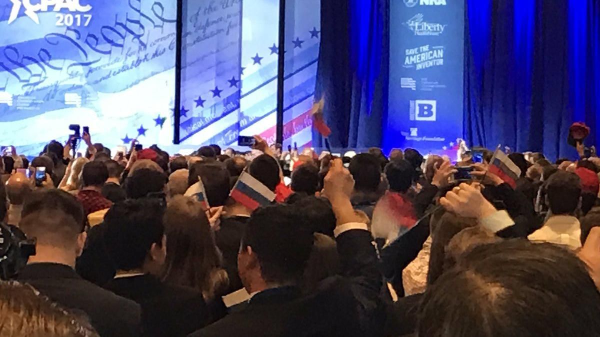 На конференції з Трампом з'явилися російські триколори На конференції з Трампом з'явилися російські триколори