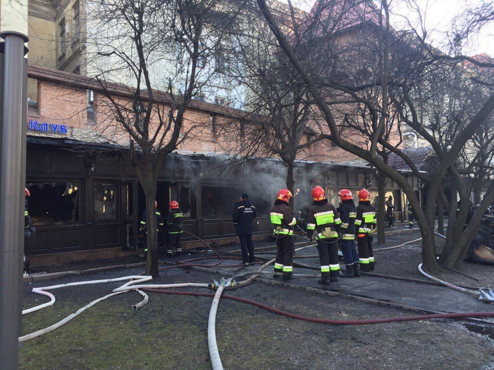 В центрі Львова вщент згорів ресторан: з’явилось відео