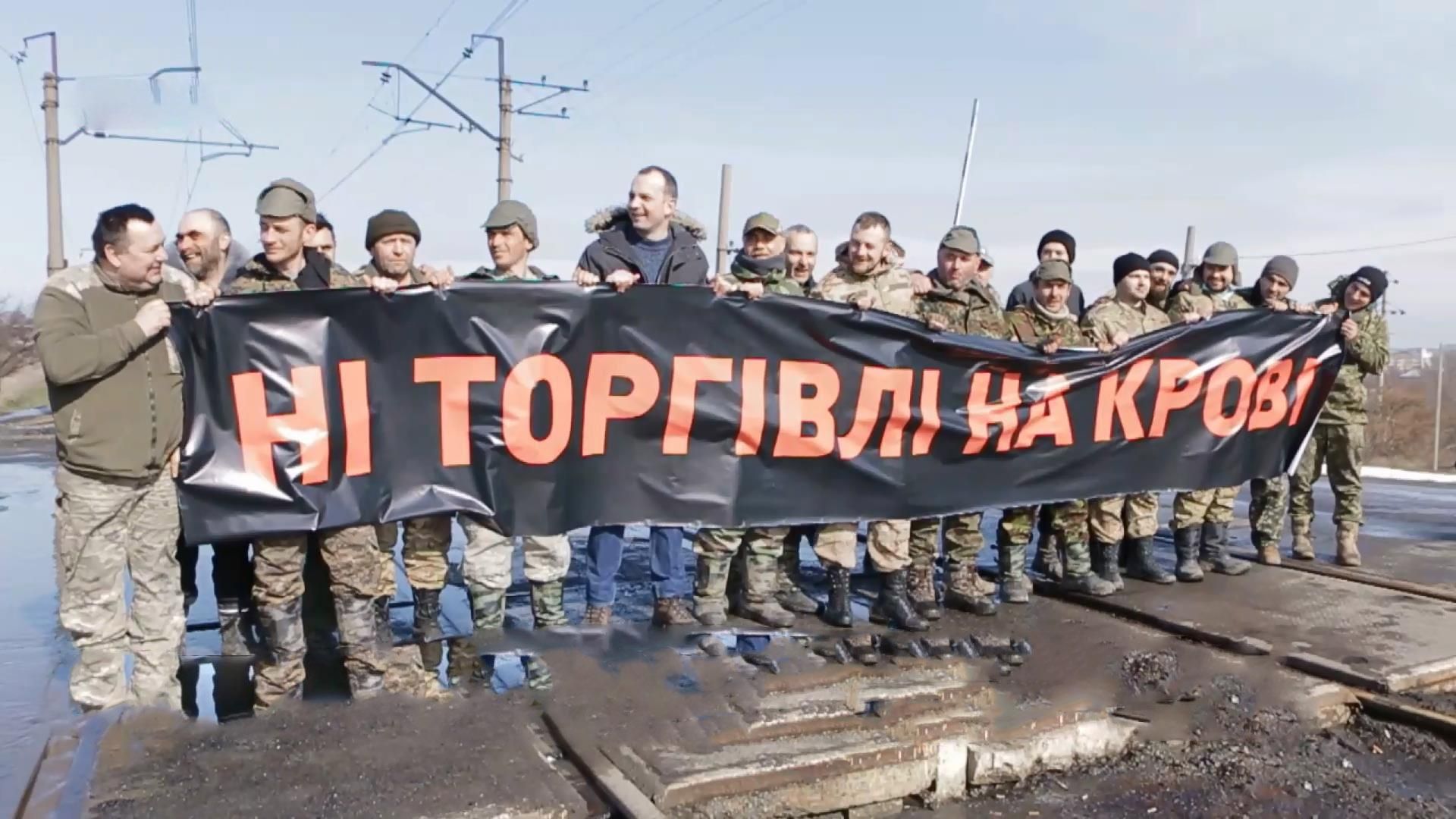 Замість м'яких крісел – намети на блокпості: як депутати підтримують учасників блокади на Сході Замість м'яких крісел – намети на блокпості: як депутати підтримують учасників блокади на Сході