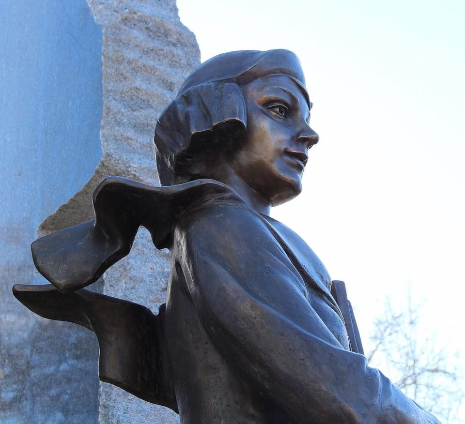 В Киеве открыли памятник известной поэтессе В Киеве открыли памятник известной поэтессе