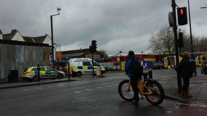 Страшная авария в Лондоне: водитель врезался в толпу пешеходов, есть пострадавшие Страшная авария в Лондоне: водитель врезался в толпу пешеходов, есть пострадавшие