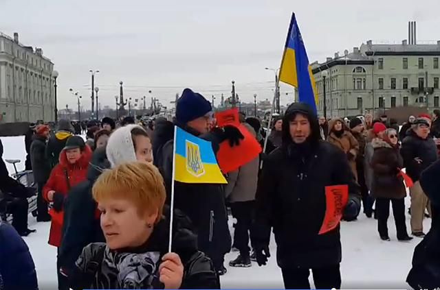 Российского оппозиционера почтили украинскими флагами