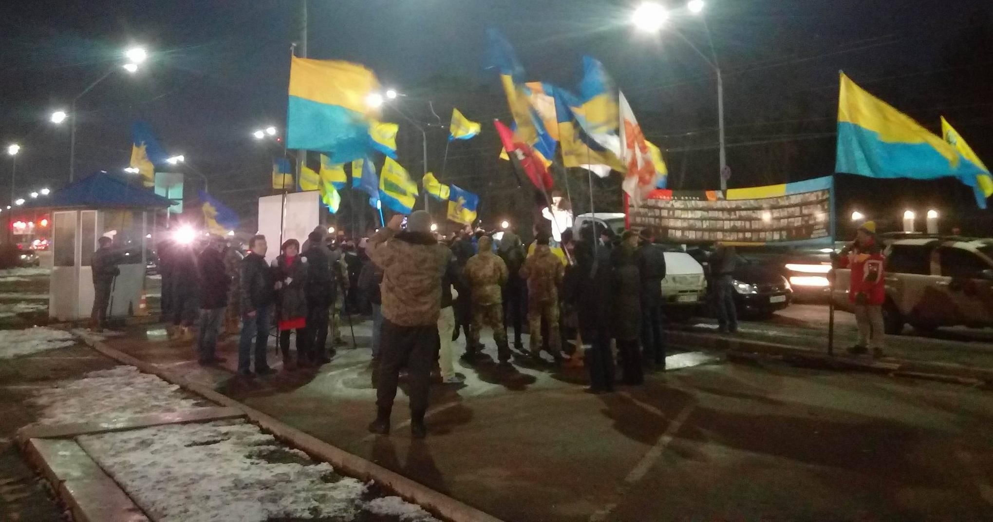 Українці прийшли з піснями до посольства Росії у Києві: опублікували фото