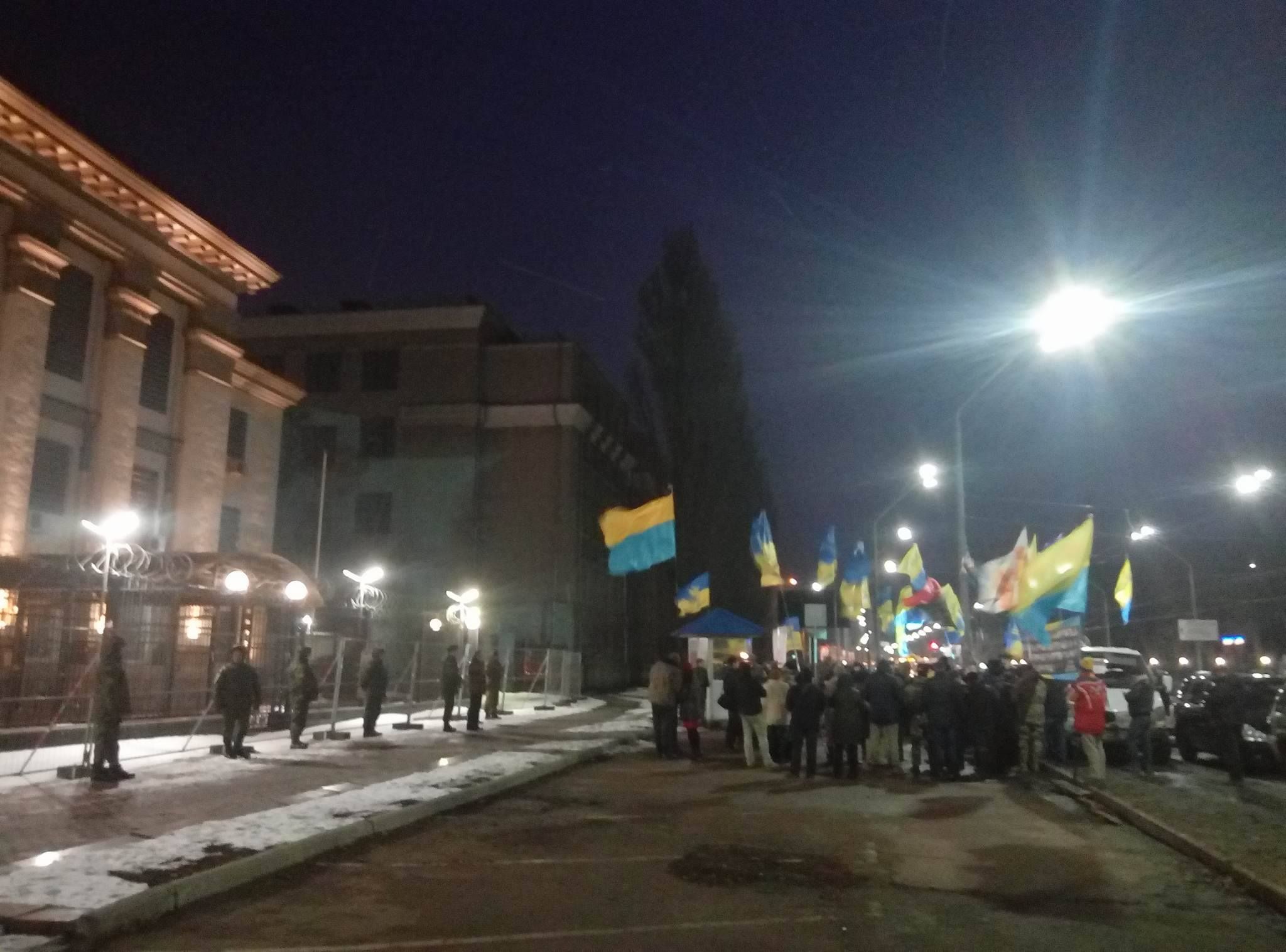 Украинцы пришли с песнями к посольству России в Киеве: опубликовали фото