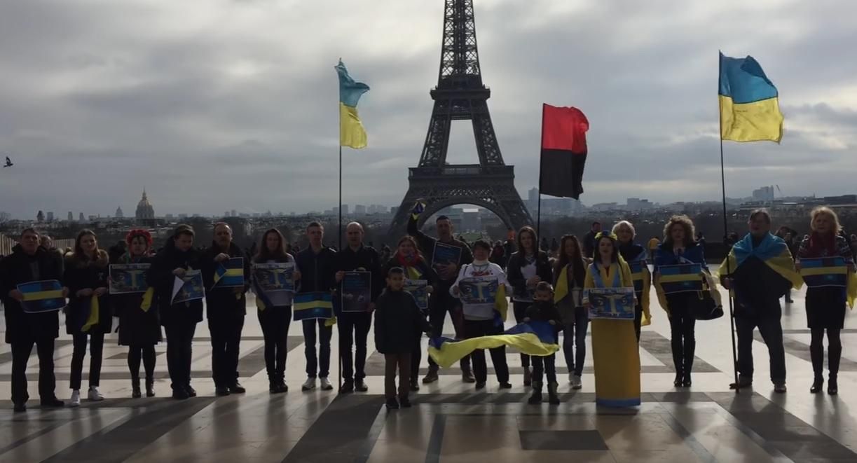 Возле Эйфелевой башни развернули красно-черный флаг Возле Эйфелевой башни развернули красно-черный флаг