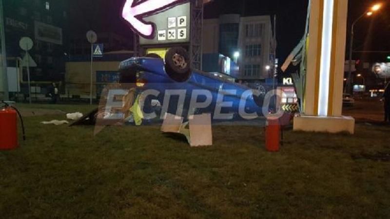 Опубликовали фото эффектной аварии в Киеве Опубликовали фото эффектной аварии в Киеве