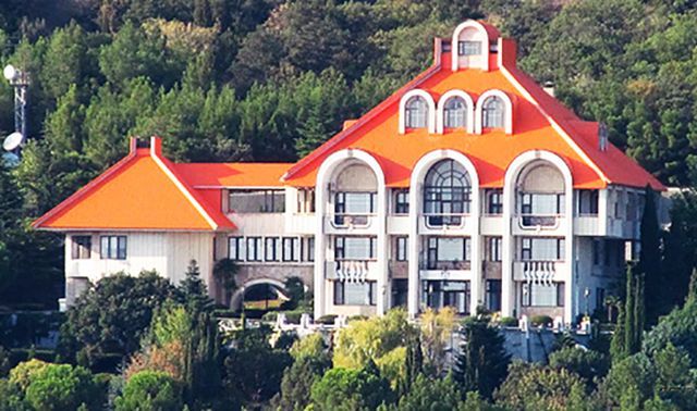 Под арест взяли резиденцию Президента Украины в Крыму Под арест взяли резиденцию Президента Украины в Крыму